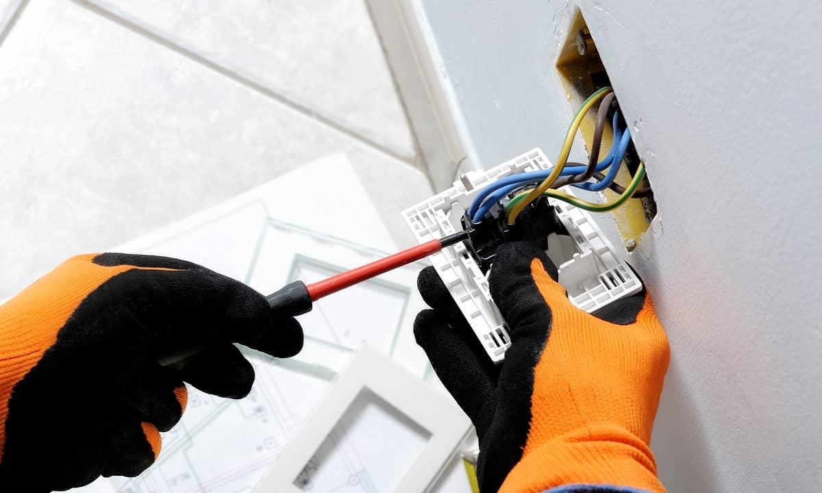 When to Call an Electrician: Key Signs of Electrical Issues